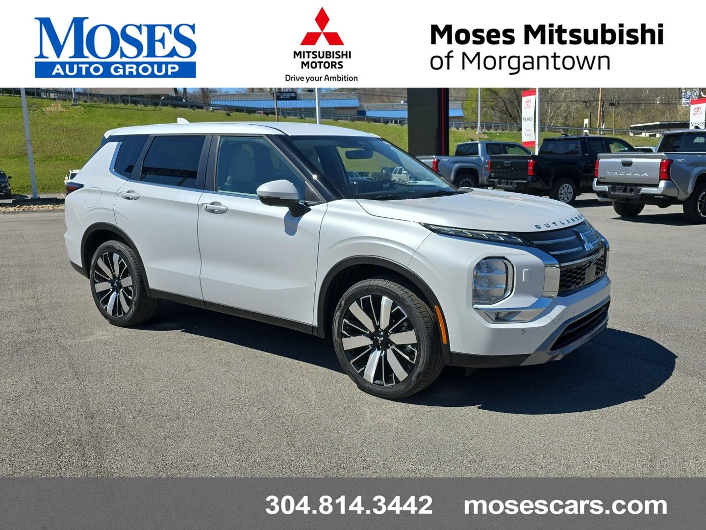 2026 Mitsubishi Outlander SE in White Diamond — front three-quarter view