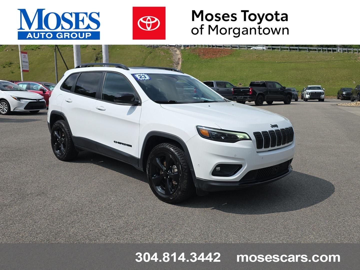 2023 Jeep Cherokee Altitude Lux in Bright White Clearcoat — front three-quarter view